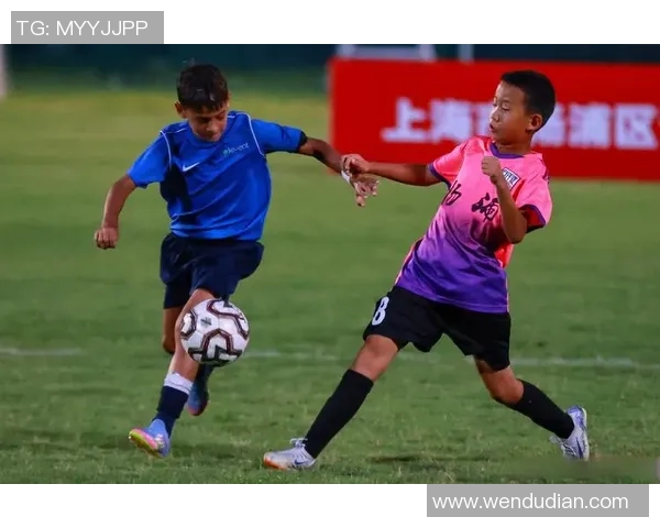 中国足球小将崭露头角与外国球星对决激发新一轮竞技热潮